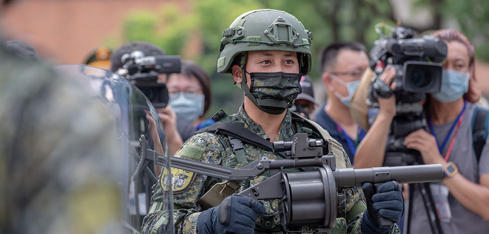 cc 總統府, modified, https://commons.wikimedia.org/wiki/File:Military_people_of_Taiwanese_Military_Police_20200526_01.jpg