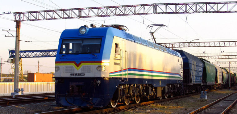 cc Semen1966, modified, https://commons.wikimedia.org/wiki/File:O%27ZELR-0309_with_freight_train.jpg