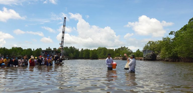 Students doing field work in Hau Giang Province and Can Tho City, learning to collect data on surface-water and riverbed water and sediment quality changes. Photo credit: Nguyen Minh Quang, co-founder Mekong Environment Forum, modified, all rights reserved for author.