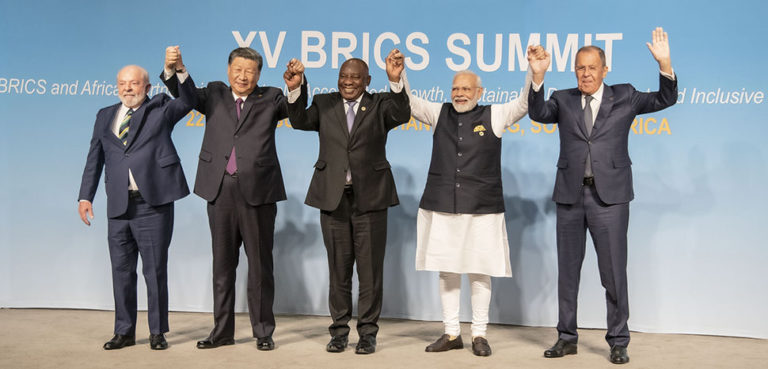 cc 15th BRICS summit, modified, https://commons.wikimedia.org/w/index.php?search=BRICS%202023&ns0=1&ns6=1&ns12=1&ns14=1&ns100=1&ns106=1#/media/File:XV_BRICS_Summit_family_photo.jpg