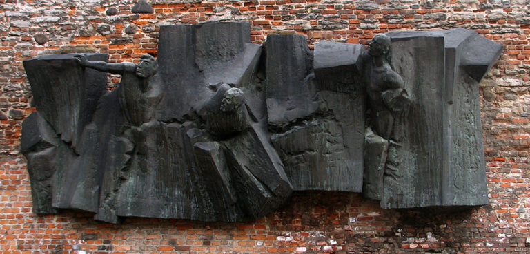 cc M. Talaga and Z. Karpiński, modified, https://commons.wikimedia.org/wiki/File:Monument_of_postmans_on_the_wall,_where_SS_arrested_defenders_of_the_Polish_Post_Office_in_Gda%C5%84sk_-_1.jpg - Monument of postmans on the wall, where SS arrested defenders of the Polish Post Office in Gdańsk.