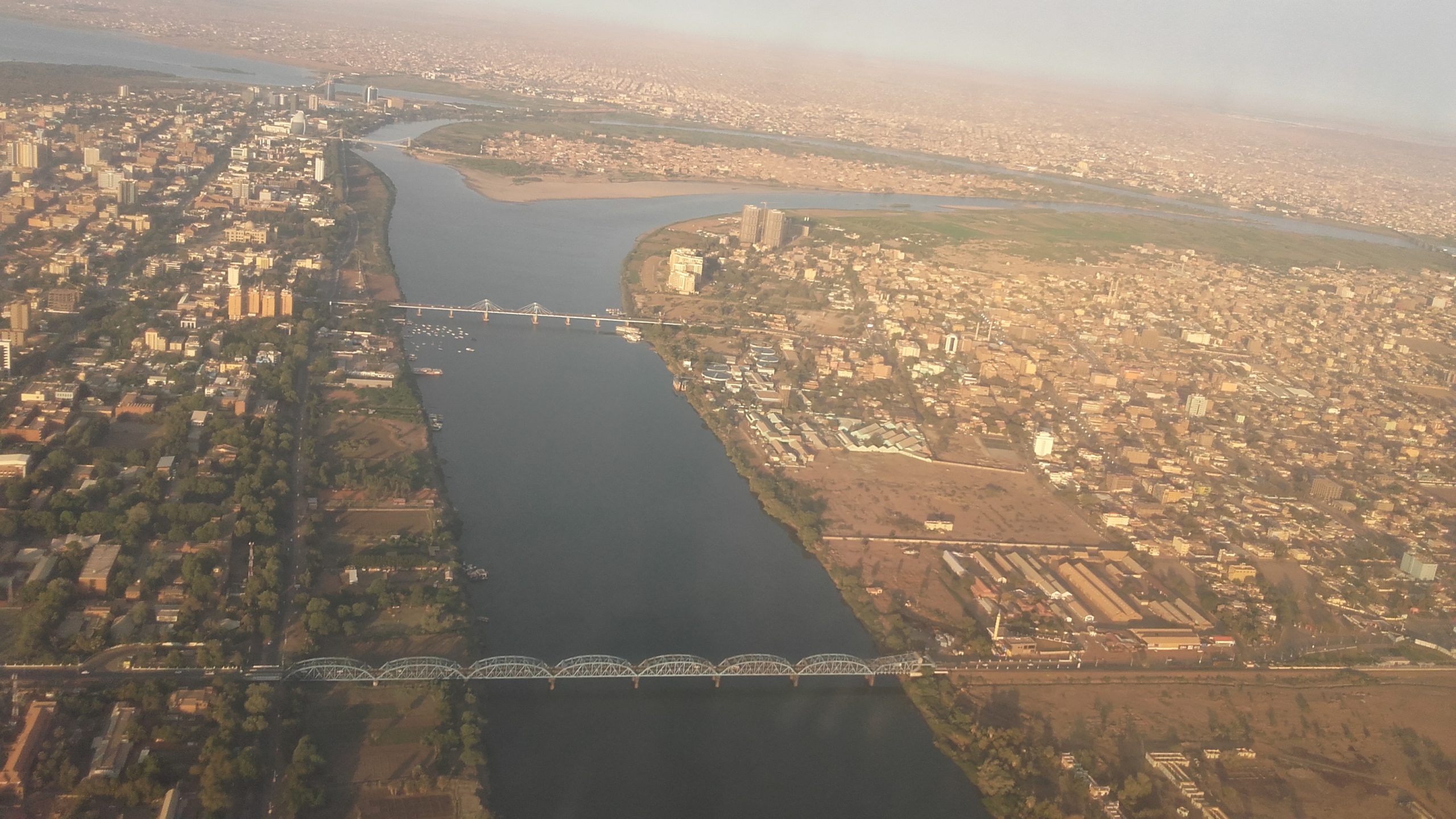 Khartoum from the sky. Control over the city's bridges has dictated the ebb and flow of the Sudan civil war. / cc Esam Idris , modified, https://commons.wikimedia.org/wiki/File:Sudan_from_sky.jpg